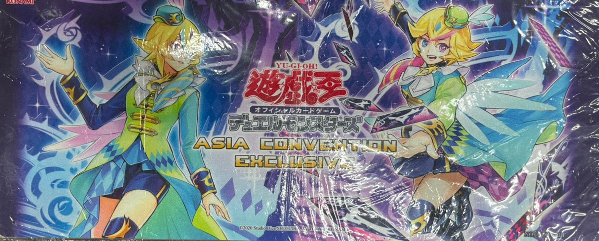 【遊戯王】 プレイマット 驚楽園の案内人 〈Comica〉 ＆ 驚楽園の助手 〈Delia〉 (ハーフサイズ) (ASIA CONVENTION EXCLUSIVE) (袋あり)  プレイマット - 遊戯王